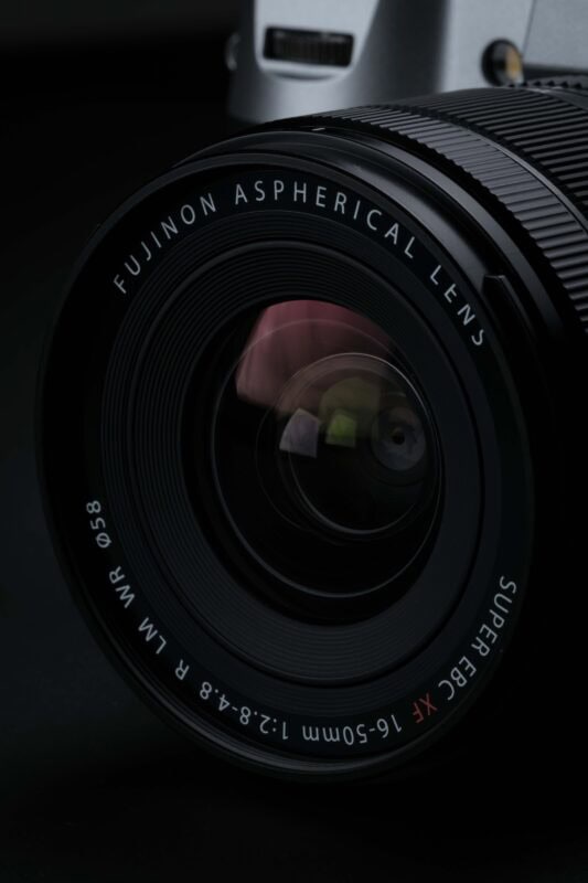 Fujifilm X-S20 Kamera mit XF 16-50mm Objektiv im Nahaufnahme.